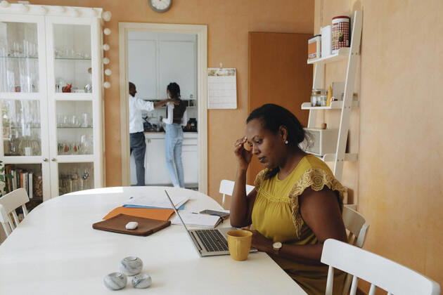 IMAGO Creative: Business, Innovative Technologie-Lösungen Female freelancer with head in hand using laptop while sitting at table Sweden, Stockholm, model released, property released Copyright: xMaskotx , MA93606 MA93606