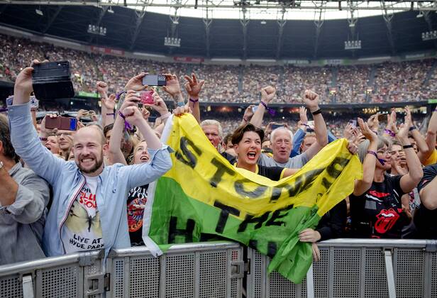2022 07 07 20 48 27 AMSTERDAM Audience during the concert of The Rolling Stones in the Johan Cruijff ArenA With the SIXTY tour, Mick Jagger, Keith Richards and Ronnie Wood make their long awaited return ANP KIPPA ROBIN VAN LONKHUIJSEN netherlands out belgium out  Copyright: xx x451459514x originalFilename: 451459514.jpg