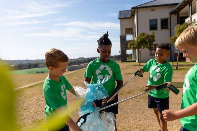 IMAGO Creative: Nächste Generation, Sozial- und klimabewusst Multiracial elementary schoolboys recycling plastic in garbage bag at school ground Multiracial elementary schoolboys recycling plastic in garbage bag at school ground. unaltered, sustainable lifestyle, teamwork, cleaning, responsibility and recycling concept., model released, , property released, Cape Town, South Africa, , 3125439.jpg, people, multiracial, elementary, schoolboy, recycling, plastic, garbage, bag, school, ground, unaltered, sustainable, lifestyle, teamwork, cleaning, responsibility, concept, trash, waste, recycle, rubbish, education, student, study, dump, young, environmental, team, classroom, learn, knowledge, learning, person, renewable, pupil, reuse Child,Boy,Male,Caucasian,Black
