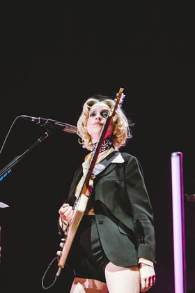 July 8, 2022, Madrid, Spain: Annie Clark better known as St Vincent performs on stage at MadCool festival in Ifema, Madrid. Madrid Spain - ZUMAs197 20220708_zaa_s197_070 Copyright: xValeriaxMagrix