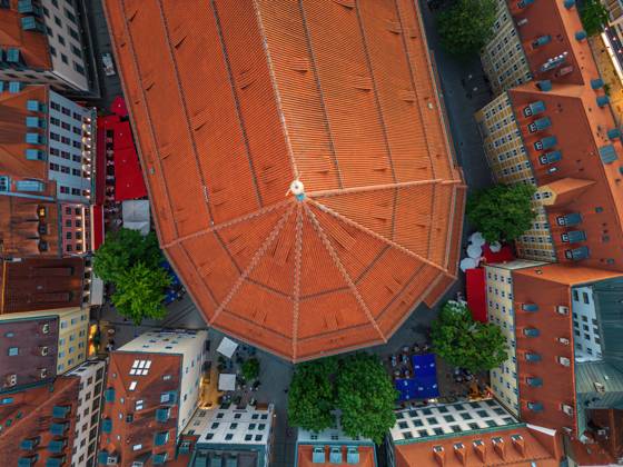 Satellitenansicht auf den Münchner Dom Frauenkirche Blick auf die Frauenkirche, umgeben von mittelalterlichen Häusern München Deutschland Copyright: xx
