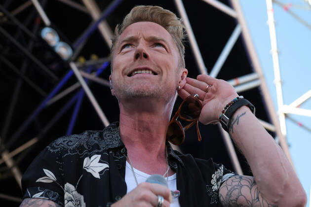 Entertainment Bilder des Tages July 10, 2022, Great Tew, Oxfordshire, United Kingdom: Irish-born singer, songwriter, television presenter, and host of the Magic Radio breakfast show, Ronan Patrick John Keating, former member of boy band Boyzone performing live at Cornbury Festival. Great Tew United Kingdom - ZUMAs197 20220710_zaa_s197_288 Copyright: xDawnxFletcher-Parkx