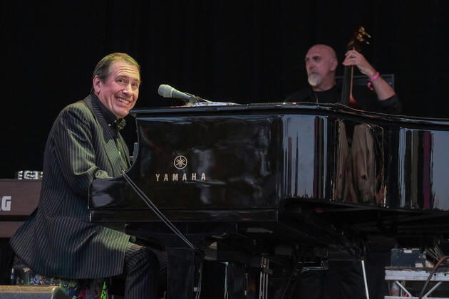 July 10, 2022, Great Tew, Oxfordshire, United Kingdom: Julian Michael Holland OBE aka Jools Holland, English pianist singer, songwriter, producer, composer, television presenter and former member of the band Squeeze, performing live on stage at Cornbury Festival. Great Tew United Kingdom - ZUMAs197 20220710_zaa_s197_320 Copyright: xDawnxFletcher-Parkx