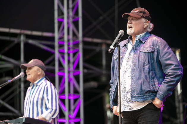 The Beach Boys Sixty Years of the Sound of Summer with Bruce Johnston li , keyboards from 1965, born 27 June 1942 in Chicago, Illinois, as Billy Baldwin and the last remaining founding member Mike Love re , lead vocals, born 15 March 1941 in Los Angeles, California as Michael Edward Love live during an open air performance at the Freilichtbühne Junge Gar