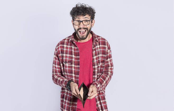 unlucky and shocked Man View in a Empty Wallet, surprised Person sees its Empty Wallet, Youngster Man with Wallet without Money at white Background Copyright: imageBROKER/IsaixHernandez ibxiih08355002.jpg ,model released, Symbolfoto ,property released