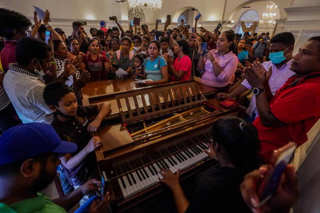 Two Days After Protesters Stormed Into President s House In Sri Lanka Thousands of people crowded the capital to take a look into the President s palace two days after protesters stormed into President s house in Colombo Sri Lanka on July 11, 2022. Colombo Sri Lanka Copyright: xThilinaxKaluthotagex originalFilename: kaluthotage-notitle220711_npsVM