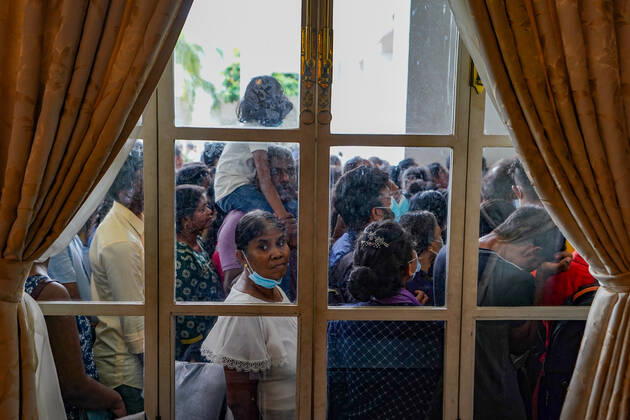 Two Days After Protesters Stormed Into President s House In Sri Lanka Thousands of people crowded the capital to take a look into the President s palace two days after protesters stormed into President s house in Colombo Sri Lanka on July 11, 2022. Colombo Sri Lanka Copyright: xThilinaxKaluthotagex originalFilename: kaluthotage-notitle220711_npLWr