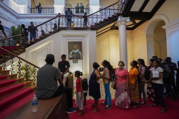 Two Days After Protesters Stormed Into President s House In Sri Lanka Thousands of people crowded the capital to take a look into the President s palace two days after protesters stormed into President s house in Colombo Sri Lanka on July 11, 2022. Colombo Sri Lanka Copyright: xThilinaxKaluthotagex originalFilename: kaluthotage-notitle220711_npnz2