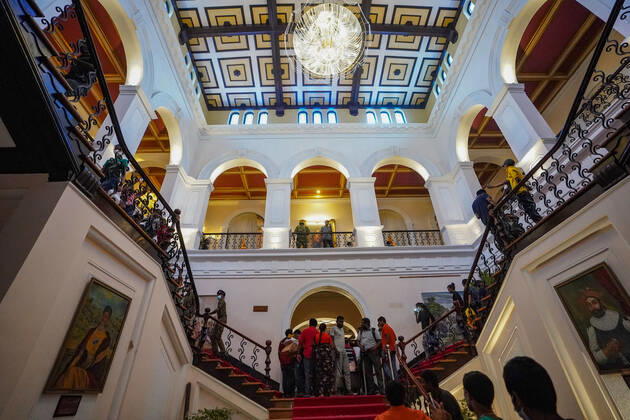 Two Days After Protesters Stormed Into President s House In Sri Lanka Thousands of people crowded the capital to take a look into the President s palace two days after protesters stormed into President s house in Colombo Sri Lanka on July 11, 2022. Colombo Sri Lanka  Copyright: xThilinaxKaluthotagex originalFilename: kaluthotage-notitle220711_npWb7