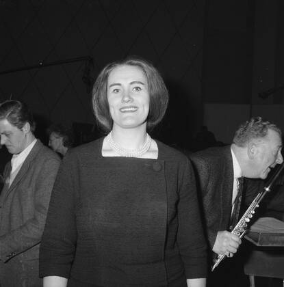Anefo photo collection. Joan Sutherland in Concertgebouw led by Fulvio Vernizzi (conductor). February 25, 1962 Copyright: xpiemagsx pienatarchpart216092021-10640 !ACHTUNG AUFNAHMEDATUM GESCHÄTZT!