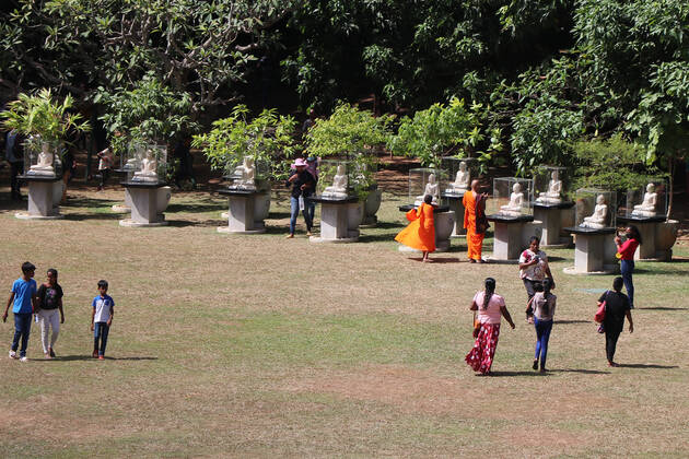 Three days after protesters stormed into President s House in Sri Lanka Thousands of people crowded the capital to take a look into the President s palace three days after protesters stormed into President s house in Colombo. Colombo Western Sri Lanka Copyright: SamanxAbesiriwardana