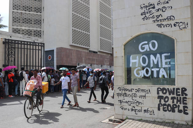 Three days after protesters stormed into President s House in Sri Lanka Thousands of people crowded the capital to take a look into the President s palace three days after protesters stormed into President s house in Colombo. Colombo Western Sri Lanka Copyright: SamanxAbesiriwardana