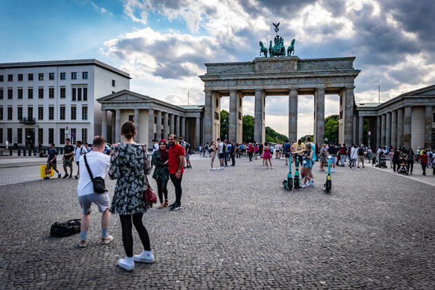 Berlin Mitte, Brandenburg Gate, street scene Berlin