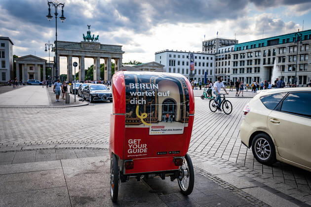 Berlin Mitte, Brandenburg Gate, street scene Berlin