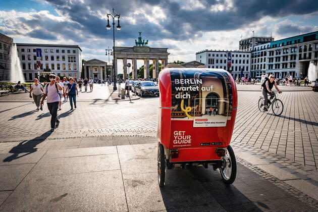 Berlin Mitte, Brandenburg Gate, street scene Berlin