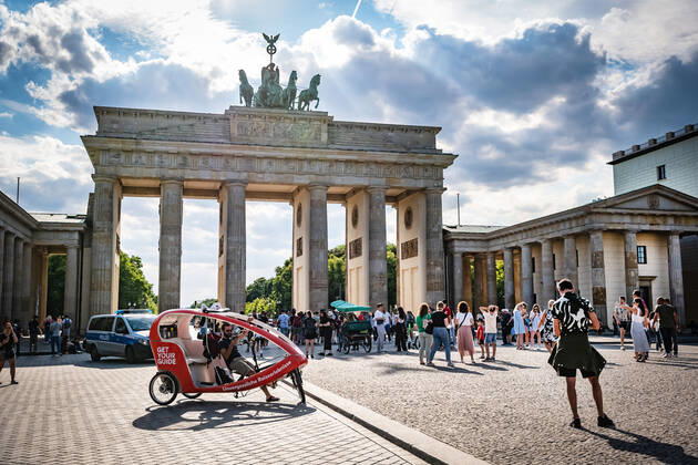 Berlin Mitte, Brandenburg Gate, street scene Berlin