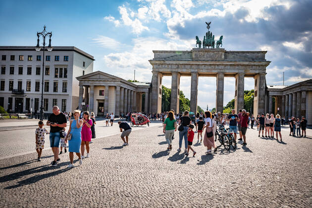 Berlin Mitte, Brandenburg Gate, street scene Berlin