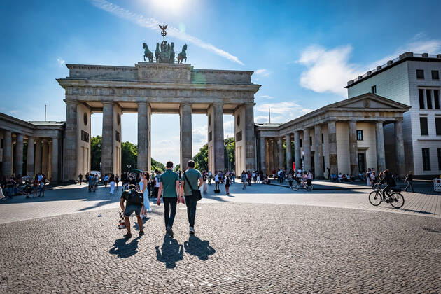 Berlin Mitte, Brandenburg Gate, street scene Berlin