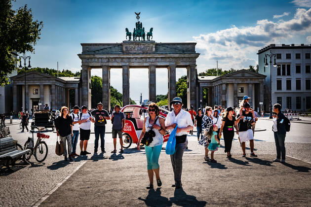 Berlin Mitte, Brandenburg Gate, street scene Berlin