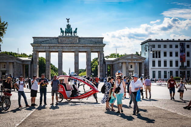 Berlin Mitte, Brandenburg Gate, street scene Berlin