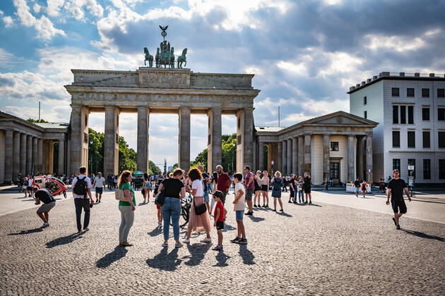 Berlin Mitte, Brandenburg Gate, street scene Berlin