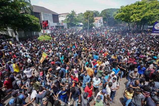 Anti-government Protesters Take Over The Prime Minister s Office In Sri Lanka Anti-government protesters take over the Prime Minister™s office in Sri Lanka. Police use a large amount of tear gas and water cannons to disperse the crowd which failed to stop the crowds. July 13, 2022 Colombo, Sri Lanka Colombo Sri Lanka Copyright: xThilinaxKaluthotagex originalFilename: kaluthotage-notitle220713_npbGj