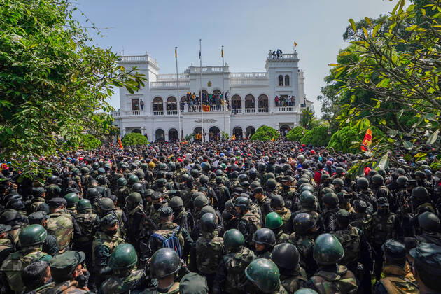 Anti-government Protesters Take Over The Prime Minister s Office In Sri Lanka Anti-government protesters take over the Prime Minister™s office in Sri Lanka. Police use a large amount of tear gas and water cannons to disperse the crowd which failed to stop the crowds. July 13, 2022 Colombo, Sri Lanka Colombo Sri Lanka Copyright: xThilinaxKaluthotagex originalFilename: kaluthotage-notitle220713_nphDY