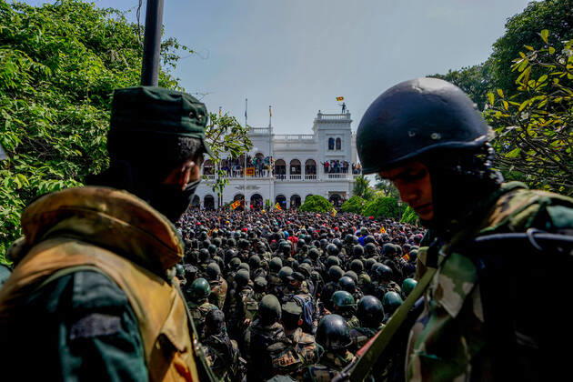 Anti-government Protesters Take Over The Prime Minister s Office In Sri Lanka Anti-government protesters take over the Prime Minister™s office in Sri Lanka. Police use a large amount of tear gas and water cannons to disperse the crowd which failed to stop the crowds. July 13, 2022 Colombo, Sri Lanka Colombo Sri Lanka Copyright: xThilinaxKaluthotagex originalFilename: kaluthotage-notitle220713_npIzr