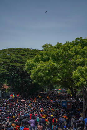 Anti-government Protesters Take Over The Prime Minister s Office In Sri Lanka Anti-government protesters take over the Prime Minister™s office in Sri Lanka. Police use a large amount of tear gas and water cannons to disperse the crowd which failed to stop the crowds. July 13, 2022 Colombo, Sri Lanka Colombo Sri Lanka Copyright: xThilinaxKaluthotagex originalFilename: kaluthotage-notitle220713_npjZo
