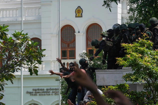 Anti-government Protesters Take Over The Prime Minister s Office In Sri Lanka Anti-government protesters take over the Prime Minister™s office in Sri Lanka. Police use a large amount of tear gas and water cannons to disperse the crowd which failed to stop the crowds. July 13, 2022 Colombo, Sri Lanka Colombo Sri Lanka Copyright: xThilinaxKaluthotagex originalFilename: kaluthotage-notitle220713_np0JV