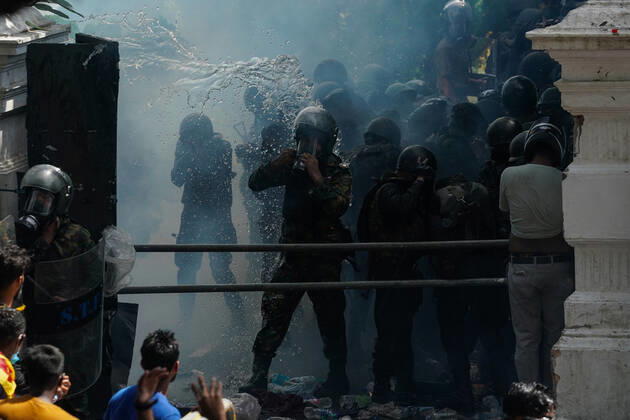 Anti-government Protesters Take Over The Prime Minister s Office In Sri Lanka Anti-government protesters take over the Prime Minister™s office in Sri Lanka. Police use a large amount of tear gas and water cannons to disperse the crowd which failed to stop the crowds. July 13, 2022 Colombo, Sri Lanka Colombo Sri Lanka Copyright: xThilinaxKaluthotagex originalFilename: kaluthotage-notitle220713_npBey