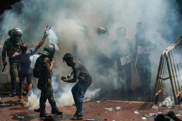 Anti-government Protesters Take Over The Prime Minister s Office In Sri Lanka Anti-government protesters take over the Prime Minister™s office in Sri Lanka. Police use a large amount of tear gas and water cannons to disperse the crowd which failed to stop the crowds. July 13, 2022 Colombo, Sri Lanka Colombo Sri Lanka Copyright: xThilinaxKaluthotagex originalFilename: kaluthotage-notitle220713_npUcd