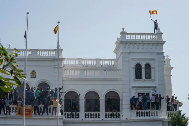 Anti-government Protesters Take Over The Prime Minister s Office In Sri Lanka Anti-government protesters take over the Prime Minister™s office in Sri Lanka. Police use a large amount of tear gas and water cannons to disperse the crowd which failed to stop the crowds. July 13, 2022 Colombo, Sri Lanka Colombo Sri Lanka Copyright: xThilinaxKaluthotagex originalFilename: kaluthotage-notitle220713_np0Dm