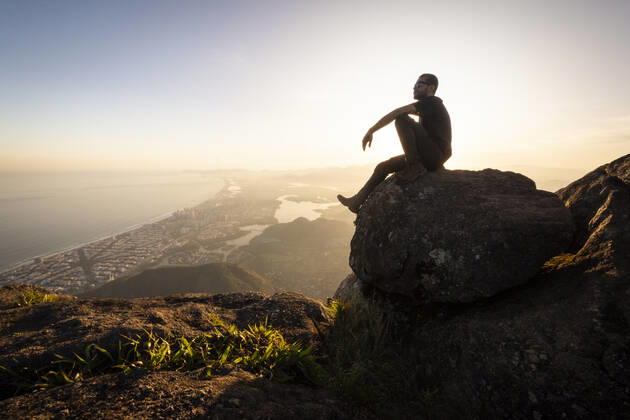 Man enjoying beautiful sunset view to city from rocky mountain top Rio de Janeiro, State of Rio de Janeiro, Brazil CR_GNUJ22070662-1004291-01 ,model released, Symbolfoto