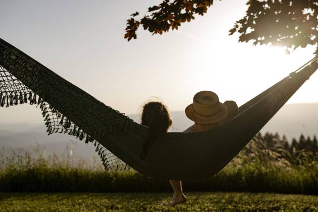 pair is in a Hammock at Sunset, Carinthia, Austria, Europe Copyright: imageBROKER/MichaelaxBegsteiger ibxbeg08378936.jpg ,model released, Symbolfoto ,property released