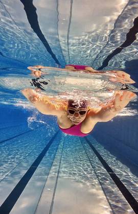 17 07 2022, swimming in outdoor pool Mindelheim Bavaria , underwater photos of swimming in swimming pool model release available 17 07 2022, swimming underwater photos 17 07 2022, swimming underwater photos