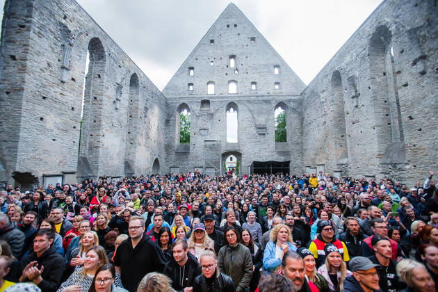 17.07.2022, Tallinn. Finnish rock band Rasmus performing in the Pirita Convent Ruins. The history of the ruins rising above the banks of the Pirita River date back to 1407, when the largest nunnery in Old Livonia was founded here. The convent that got its name from St. Birgitta survived in its original form until 1577, when the forces of Ivan the Terrible destroyed it. The massive façade, walls, cellars and graveyard have survived until the present. Photo: Raul Mee Postimees Tallinn Harjumaa Estonia 1RM17JUL2022A-39  Copyright: xRaulxMeex Crowd of people in the ruins