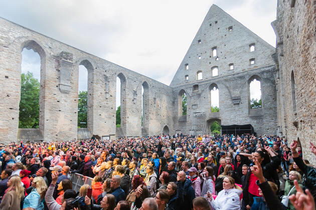 17.07.2022, Tallinn. Finnish rock band Rasmus performing in the Pirita Convent Ruins. The history of the ruins rising above the banks of the Pirita River date back to 1407, when the largest nunnery in Old Livonia was founded here. The convent that got its name from St. Birgitta survived in its original form until 1577, when the forces of Ivan the Terrible destroyed it. The massive façade, walls, cellars and graveyard have survived until the present. Photo: Raul Mee Postimees Tallinn Harjumaa Estonia 1RM17JUL2022A-59  Copyright: xRaulxMeex Crowd of people in the ruins