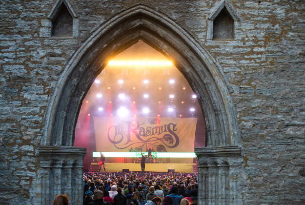 17.07.2022, Tallinn. Finnish rock band Rasmus performing in the Pirita Convent Ruins. The history of the ruins rising above the banks of the Pirita River date back to 1407, when the largest nunnery in Old Livonia was founded here. The convent that got its name from St. Birgitta survived in its original form until 1577, when the forces of Ivan the Terrible destroyed it. The massive façade, walls, cellars and graveyard have survived until the present. Photo: Raul Mee Postimees Tallinn Harjumaa Estonia 1RM17JUL2022A-74  Copyright: xRaulxMeex Crowd of people in the ruins