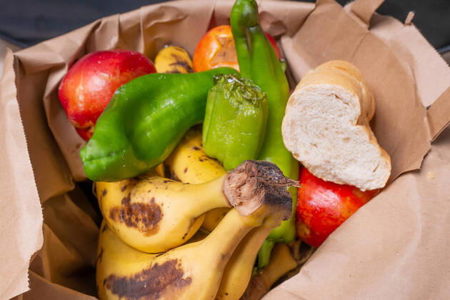 spoiling the end Fruit and Bread in a trash bin, Symbol image food waste 1028901666