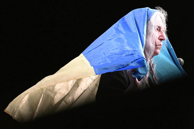 Entertainment Bilder des Tages American singer and musician Patti Smith performs during her concert in Prague, Czech Republic, on July 19, 2022. On the photo Smith holds the Ukrainian flag. (CTKxPhoto MichalxKamaryt) CTKPhotoP2022071907998  kmt