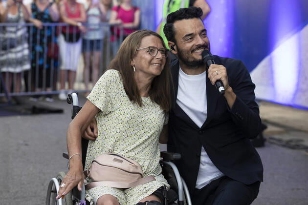 Schlagerinsel entertainment Schlagerinsel on 03 07 2022 Hildesheim Lower Saxony Giovanni Zarella has his picture taken with a spectator sitting in a wheelchair Hildesheim Volksfestplatz Lower Saxony Germany Copyright: xMarcoxSteinbrenner Kirchner-Mediax
