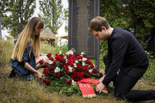 Kevin Kuehnert, Secretary General of the SPD, lays a wreath for the SPD party executive at the Falken Neukoelln, on the occasion of the commemoration of the victims of the attacks in Oslo and Utoya 11 years ago Berlin, 22 07 2022 Berlin Germany Copyright: xJaninexSchmitz photothek.dex