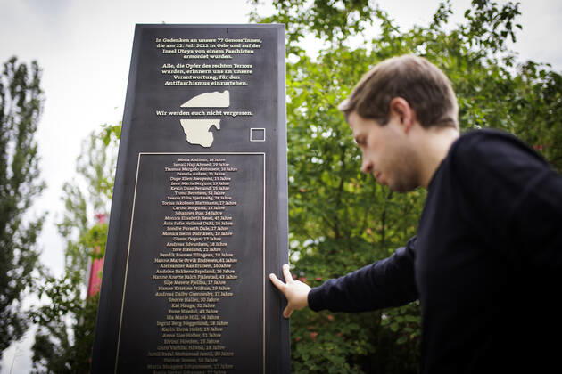 Kevin Kuehnert, Secretary General of the SPD, lays a wreath for the SPD party executive at the Falken Neukoelln, on the occasion of the commemoration of the victims of the attacks in Oslo and Utoya 11 years ago Berlin, 22 07 2022 Berlin Germany Copyright: xJaninexSchmitz photothek.dex