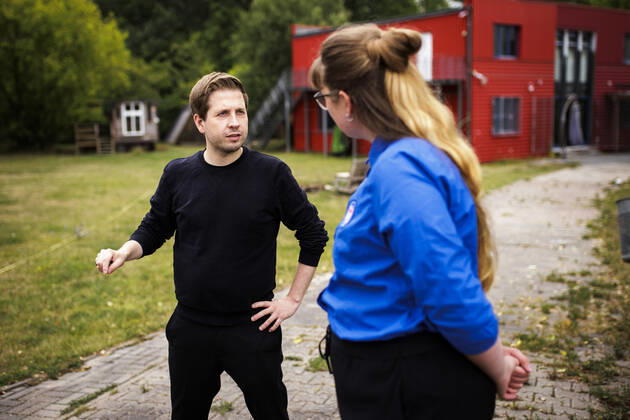 Kevin Kuehnert, Secretary General of the SPD, L lays a wreath for the SPD party executive at the Falken Neukoelln, on the occasion of the commemoration of the victims of the attacks in Oslo and Utoya 11 years ago Here afterwards in conversation with Loreen Schreck, Federal Chairwoman of the SJD Die Falken R Berlin, 22 07 2022 Berlin Germany Copyright: xJaninexSchmitz photothek.dex