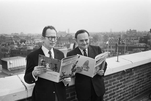 Anefo photo collection. Writers of comics on roof terrace Bijenkorf, Amsterdam. Goscinny (scenarist of the Asterix and Lucky Luke strips) (LR and Morris (draftsman of the Strip Lucky Luke (left). 27 May 1971. Amsterdam, Noord-Holland Copyright: xpiemagsx pienatarchpart316092021-46241 !ACHTUNG AUFNAHMEDATUM GESCHÄTZT!