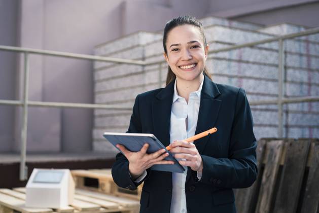 IMAGO Creative: Business, Inflation und Lieferketten Happy businesswoman with tablet computer at factory model released, Symbolfoto property released, JOSEF10514