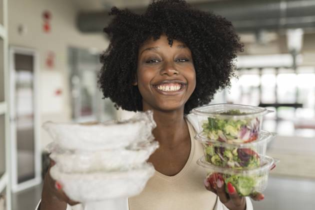 Happy businesswoman with salad boxes in office model released, Symbolfoto property released, JCICF00174