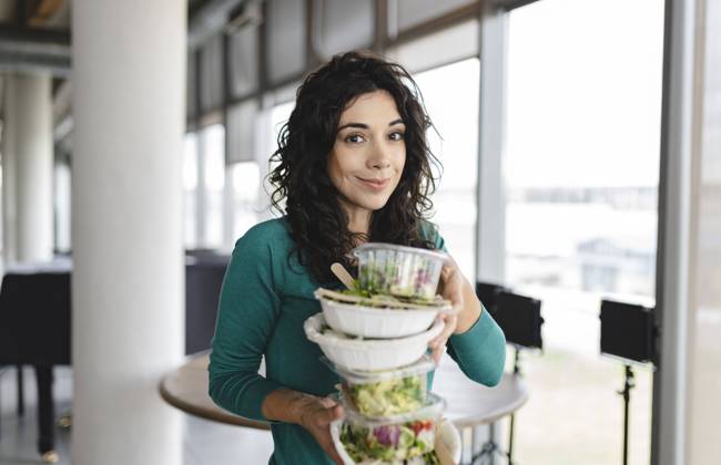 Smiling businesswoman with salad in office model released, Symbolfoto property released, JCICF00197