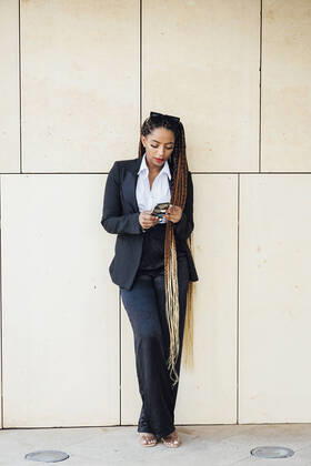 IMAGO Creative: Business, Innovative Technologie-Lösungen Young businesswoman using mobile phone in front of wall model released, Symbolfoto, JRVF03010